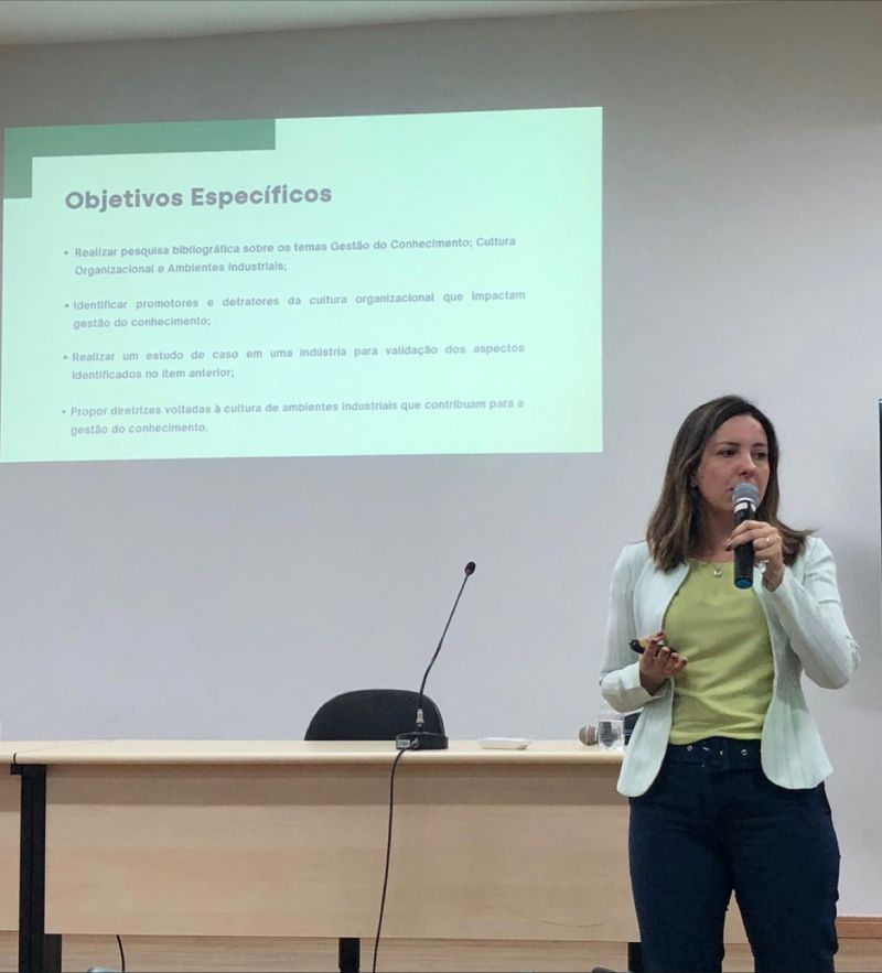 Vanessa Ferreira Dias apresentando pesquisa aplicada sobre Gestão do Conhecimento e Cultura Organizacional